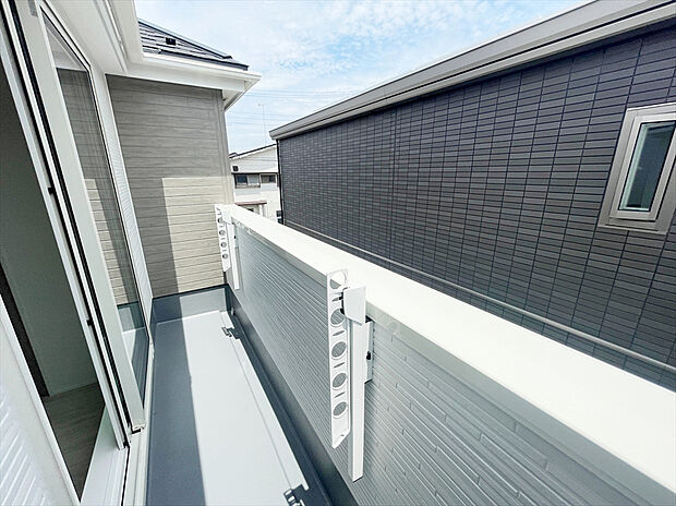 【2号棟】南向きルーフバルコニーは陽当たりがよく、洗濯物がよく乾きます。