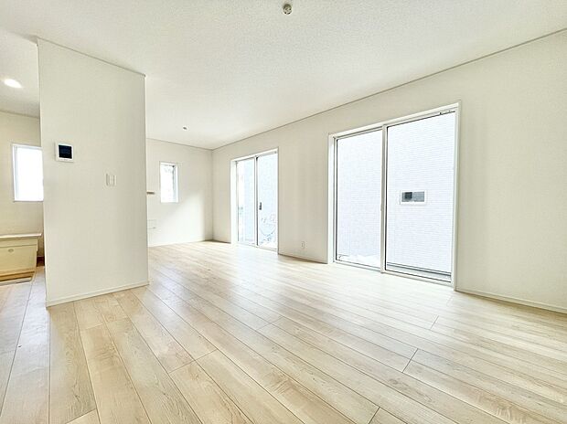 【リビング】6号棟　南側からの日差しが入るため、日中は明るい空間です◎