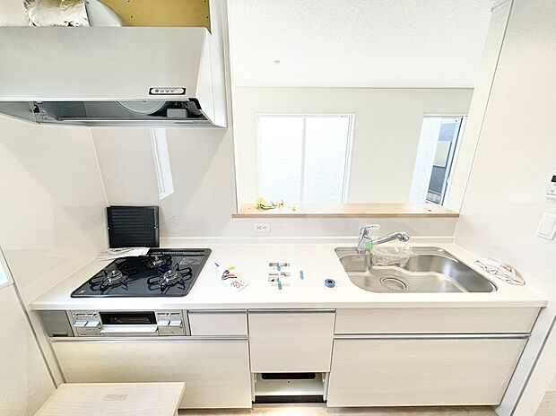 【キッチン】6号棟　料理をしながらリビングを見渡せるカウンターキッチンです。