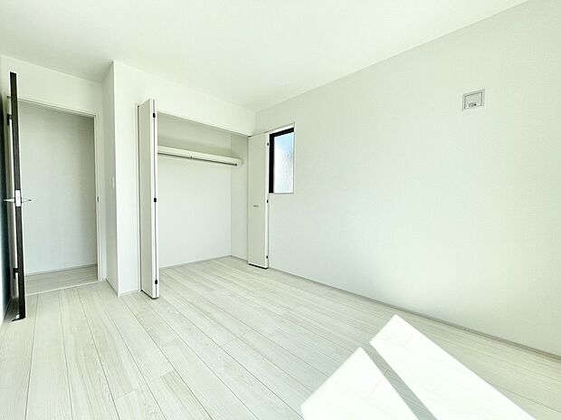 【リビング以外の居室】各居室収納付きのため、お部屋を最大限有効活用していただけます。