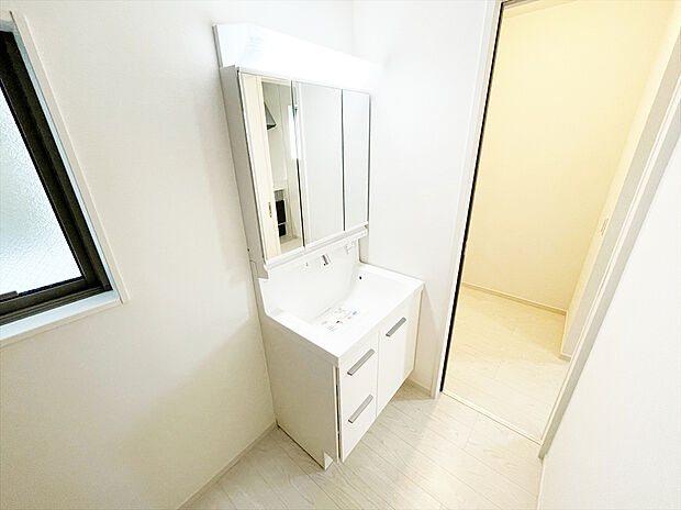 【洗面台】1号棟 散らかりがちな洗面台は、鏡裏収納＋足元収納付き。