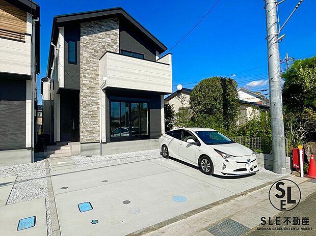 【外観】4号棟 並列２台駐車可能
小学校は徒歩３分の至近のため、お子様のいるご家庭も安心です