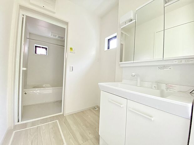 【洗面台】1号棟 使い勝手がいい洗面台と十分な収納で家族全員が使いやすい空間になっております◎