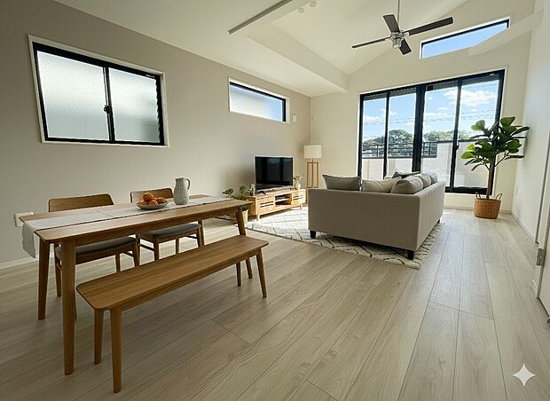 【リビング】5号棟 リビングの天井が高く、開放的な雰囲気を感じることができます。
完成済みのため、いつでもご見学いただけます。