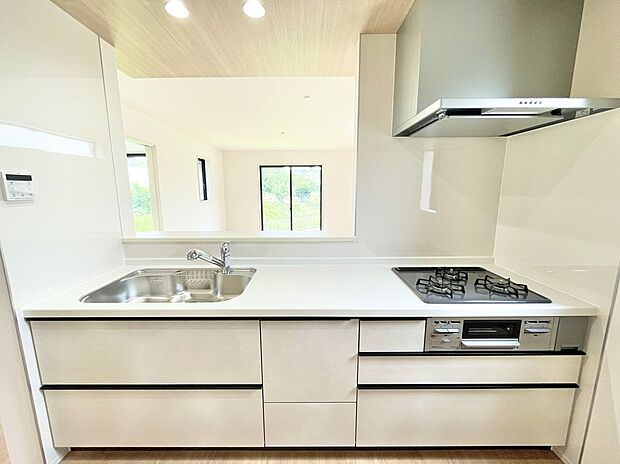 【キッチン】料理をしながらリビングにいる家族との会話を楽しめるカウンターキッチン◎