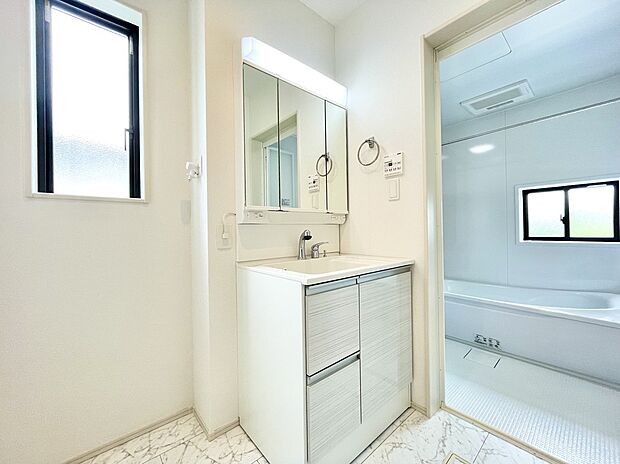 【洗面所】散らかりがちな洗面台は、鏡裏収納＋足元収納付き。