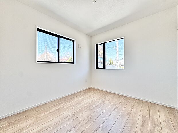 【リビング以外の居室】2階5.1帖ある洋室は、2面採光のとれた明るいお部屋です。