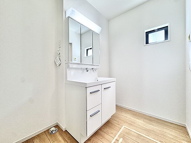 【洗面台】散らかりがちな洗面台には、足元と鏡裏に収納があります。洗面所には床下収納もあるため、スッキリ整頓していただけます。