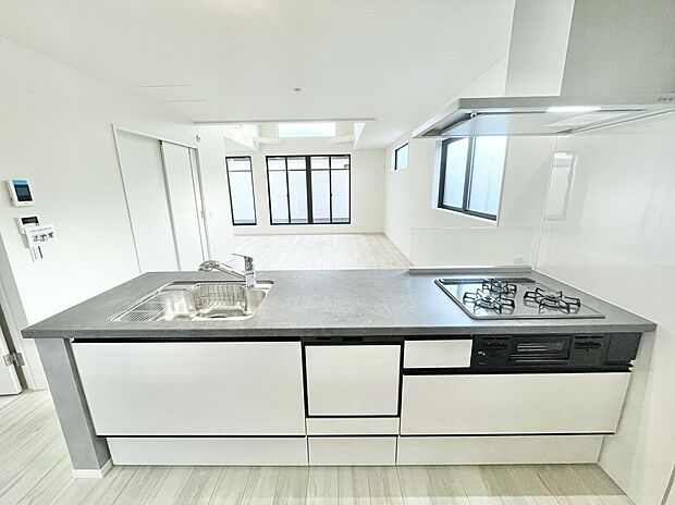 【キッチン】使い勝手がよいキッチンは、毎日の家事をスムーズにサポート。収納力も豊富で、いつでもスッキリした空間を保てます。