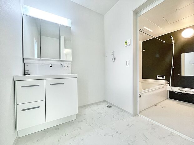 【洗面所】使い勝手がいい洗面台と十分な収納で家族全員が使いやすい空間になっております◎