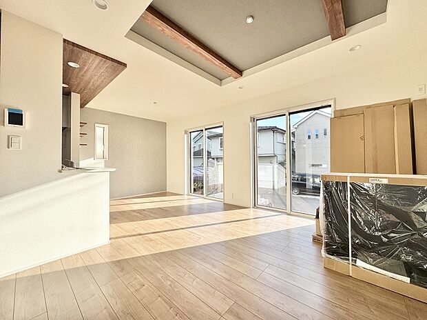 【リビング】LDKは約16帖で折り上げ天井があり開放感良好です。1階5.5帖の和室と合わせると20帖以上の空間で広々と感じられます。