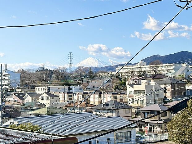 【住戸からの眺望】2階バルコニーからの眺望。富士山を望めます。朝から心地よい朝を迎えられそうです。