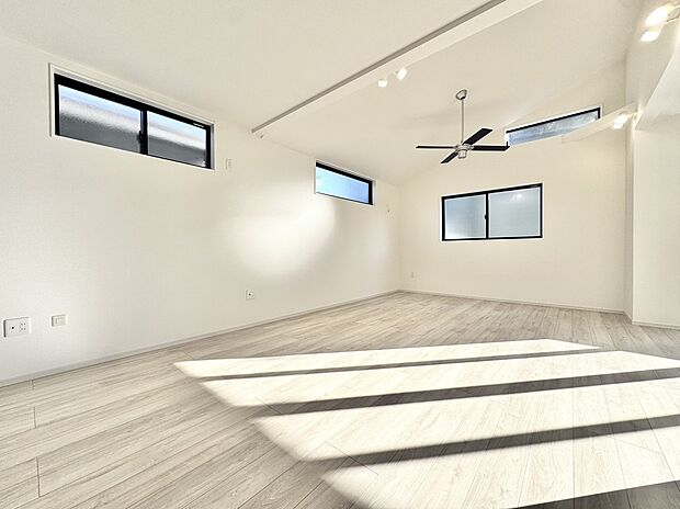 【リビング】※掲載の写真はモデルハウスを撮影したもので、実際の建物とは仕様・間取り・サイズ等が異なる場合があります。詳細は現地またはスタッフまでお問い合わせください。