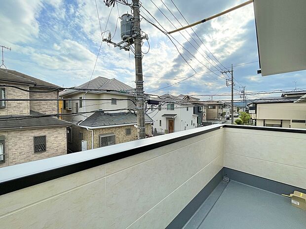 【バルコニー】1号棟 バルコニーは南向きで陽当たり良好◎晴れた日には洗濯物がよく乾きます。