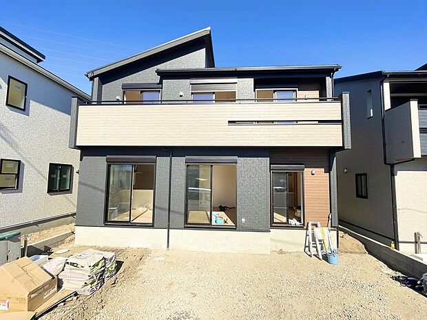 【外観2016/1/23時点】2号棟 全室南向きで陽当たり良好な間取りも魅力的です。