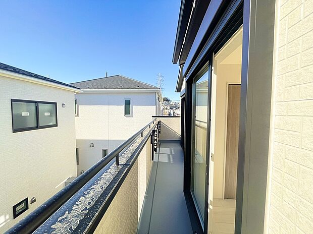 【バルコニー】4号棟 ■バルコニー
陽当たりの良いバルコニーで洗濯物も太陽光で乾きやすいです。