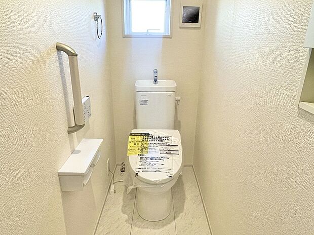 【トイレ】4号棟 ■ウォシュレット付きトイレ
洗浄機能・脱臭機能を完備、開口窓も設け清潔な室内にすることが可能です。
