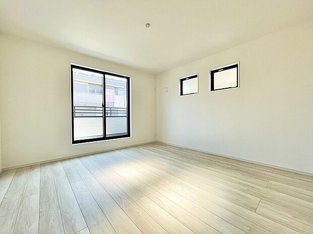 【リビング以外の居室】2号棟 全室2面採光のとれた明るいお部屋。