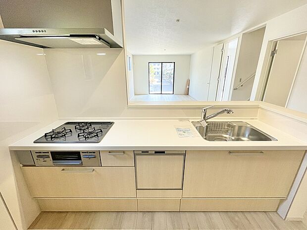 【キッチン】1号棟 浄水器・食洗器が標準設備のシステムキッチン。リビングにいる家族との会話を楽しみながら料理が出来るカウンターキッチン。