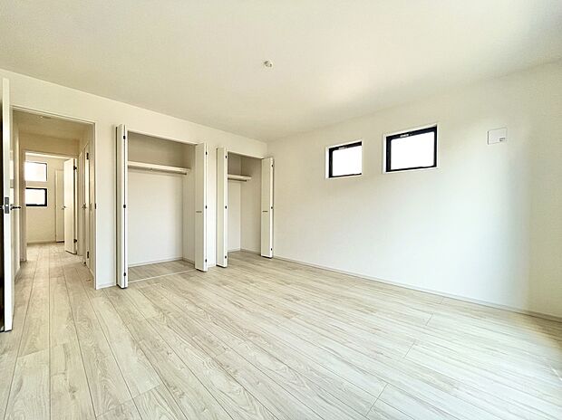 【リビング以外の居室】1号棟 各居室収納付きのため、お部屋を最大限有効活用していただけます。