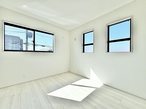 【リビング以外の居室】1号棟 2面採光のため開放感のあるお部屋となっております。こちらのお部屋でごゆっくりとおくつろぎください。