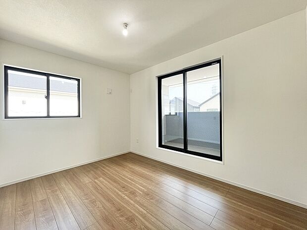 【リビング以外の居室】1号棟 2面採光の明るいお部屋となっております。明るいお部屋は自然と気持ちまで明るくなってきそうですね。