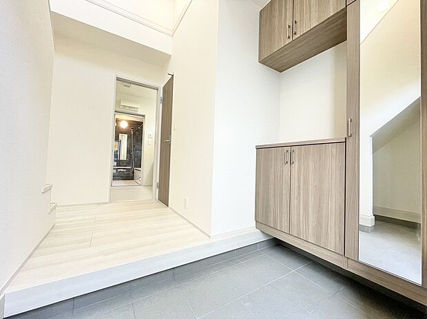 【玄関】1号棟 収納力も高く、ゲストが訪れた際も安心です