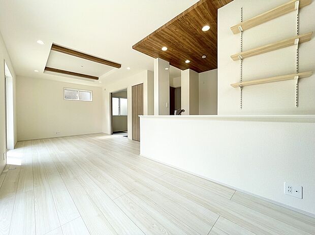 【リビング】1号棟 南面から心地よい日差しが差し込みます。家族でお寛ぎの時間をお過ごしください。