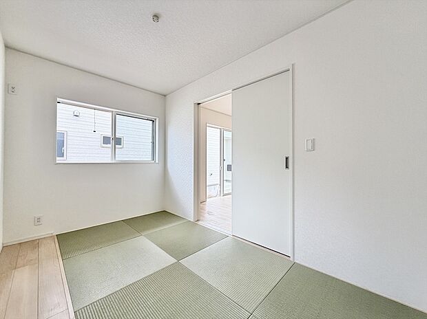 【リビング以外の居室】1階には和室ならではの風情ある空間◎