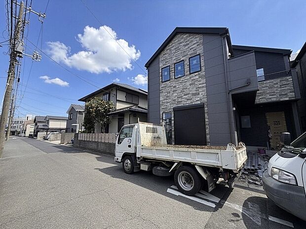 【前面道路含む外観】2号棟 前面道路は比較的交通量が少なく、落ち着いて駐車していただけます。