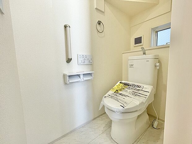 【ウォシュレット付きトイレ】洗浄機能・脱臭機能を完備、開口窓も設け清潔な室内にすることが可能です。
また温水洗浄便座は、デリケートな皮膚などを清潔に保つことができ、便座も温度調節ができるので、寒い冬も快適にトイレに座ることが可能。