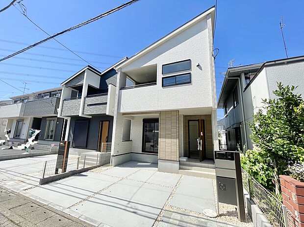 【外観】2号棟 前面道路は比較的交通量が少なく、落ち着いて駐車していただけます。徒歩圏内にコンビニもあります。