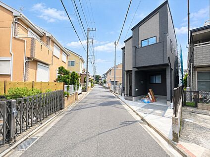 前面道路を含む外観