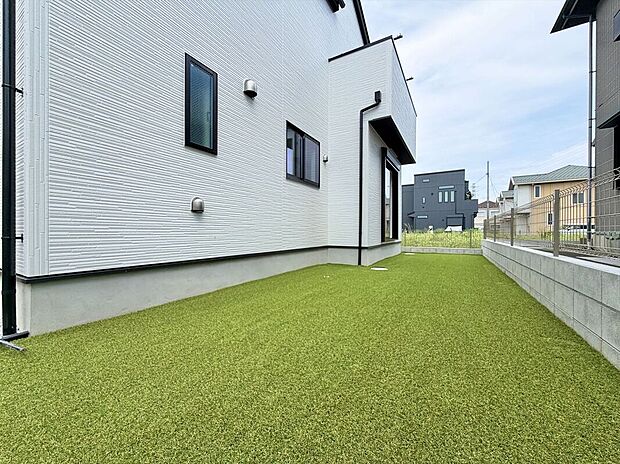 【庭】お子様の遊び場や家庭菜園、ペットスペースにもぴったりです。