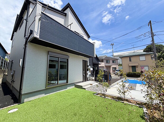 【庭】南庭もございますので、夏にはBBQやお子様用のプール等も出来そうですね。こちらの住宅を夢のマイホームにいかがでしょうか。