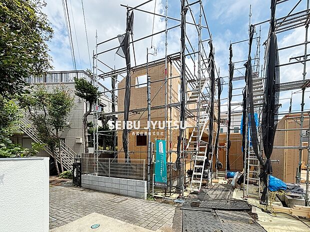 【上石神井駅徒歩5分・長期優良住宅の全2棟】建築工事が進み、建物のボリュームや配置が少しずつ分かるようになってきました。現地では前面道路からの見え方や隣地との距離感、周辺の街並みなど、完成予想図だけでは分かりにくいポイントもご確認いただけます。