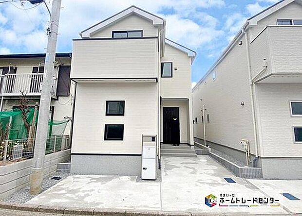 【現地外観写真】1号棟
白を基調とする外壁が青空に映えるお住まい！窓枠や扉の色がアクセントとなり全体の雰囲気を引き締めています♪JR京葉線「舞浜」駅まで徒歩17分！都心へのアクセスも◎