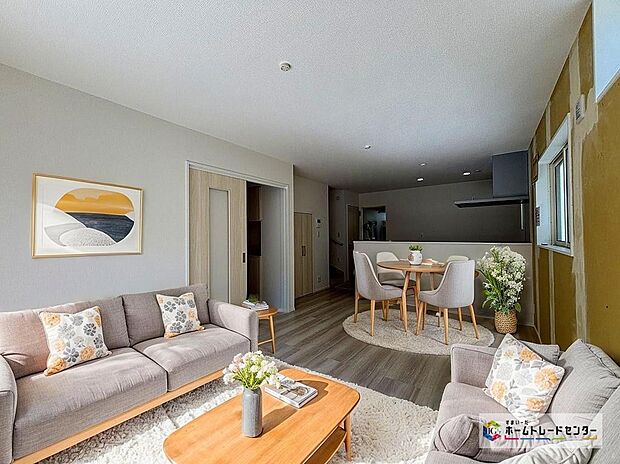 【２号棟リビング】暖かな雰囲気のＬＤＫ。ご家族が自然と集まる穏やかな暮らしがイメージできますね♪
※こちらはCGで画像を生成したイメージ画像になります。家具などは付いておりません