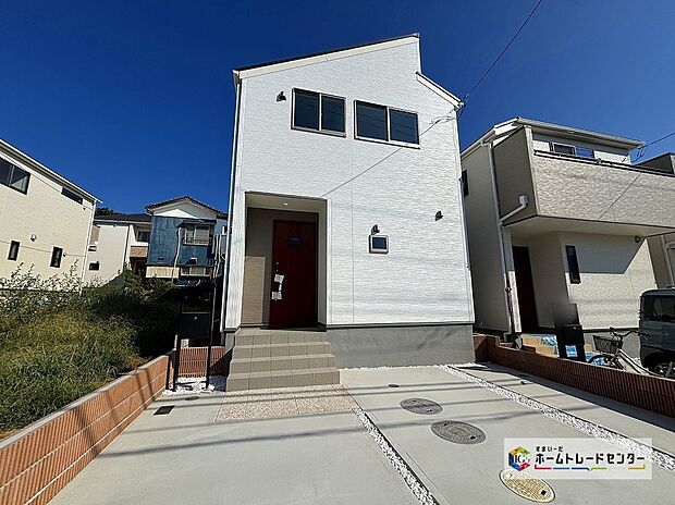 【現地外観写真】
一戸建ての大きなメリットは、「自分の土地」を自由に使えること。好きなペットが飼えるほか、ガーデニングやDIY、車やバイクの手入れなど様々な趣味を楽しめます♪