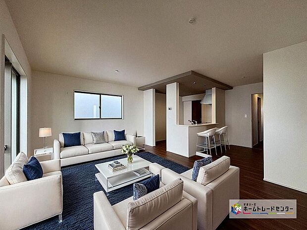 大きな窓のあるリビングは、陽光あふれる明るい空間です。居心地良く、ご家族皆がゆったり寛げる憩いの空間となりそうです。※こちらはCGで画像を生成したイメージ画像になります。家具などは付いておりません。