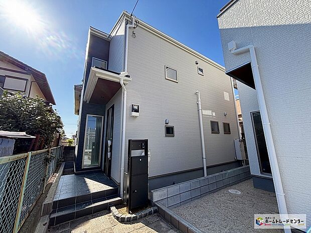 ≪現地外観写真≫2号棟
スタイリッシュな外観に広々としたLDK！扉を開ければ居心地の良い豊かな空間が広がります。暮らしを豊かにサポートする充実の設備。明るく開放的なLDK。魅力が詰まったお住まいです！