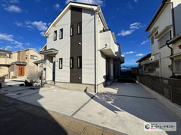 【B号棟】
これから徐々にお家が出来上がっていきます。どんな家が建つのか楽しみですね♪当日のご見学予約も承ります。同じものは2つとない「夢のマイホーム」との出会いが待っているかもしれません。