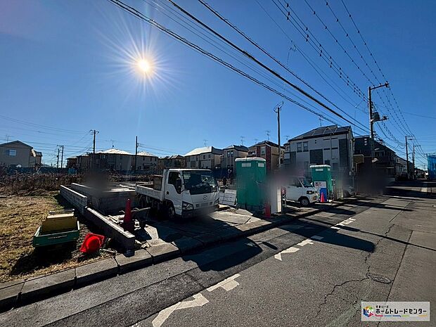【前面道路】
住環境良好な人気の低層住居専用地域に立地しております。守られた環境は、お子様との暮らしにもおすすめです。北方小学校まで徒歩5分と近く、お子様も無理なく通えます。