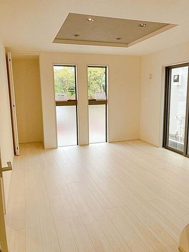 【リビング】(1号棟)
家族の一体感を感じられる広々スペース。家族と過ごす時間を大切にする方にぴったりのゆとりの住空間。