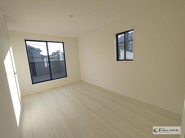 優しい雰囲気のフローリングにホワイトのクロスがどんなインテリアにも馴染みます！明るい室内に自分好みの家具を配置して、プライベート空間を楽しめます！