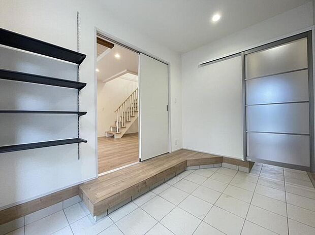 ≪1号棟≫
マルチエントランスから、そのままリビングへ上がれます！収納棚付です♪