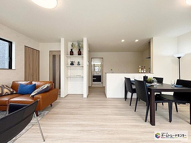 広々としたリビングは、ご家族それぞれの居場所がある居心地の良いくつろぎ空間!たくさんの陽光が差し込む明るく快適なお部屋で家族団らんの時間を楽しめます!