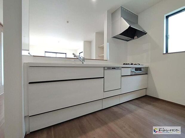 窓付きの明るく爽やかなキッチンスペース。床下収納もございますので、いつでもすっきりとお使い頂けそうです♪