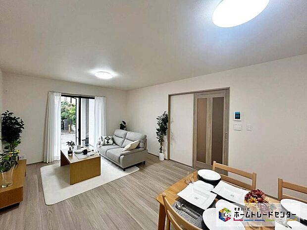 住まいの中心となるLDKは広々として快適です!大きな窓からは明るい光が降りそそぎます♪家族がゆったりとくつろげる居心地の良い空間です。