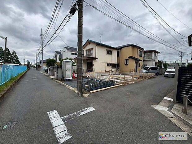道幅の広い角地なので明るく開放感に溢れた好立地です!お車の出し入れもラクラク♪